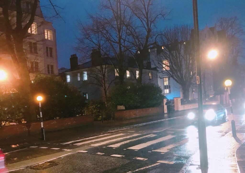 雨が降っているアビーロード（Abbey Road）